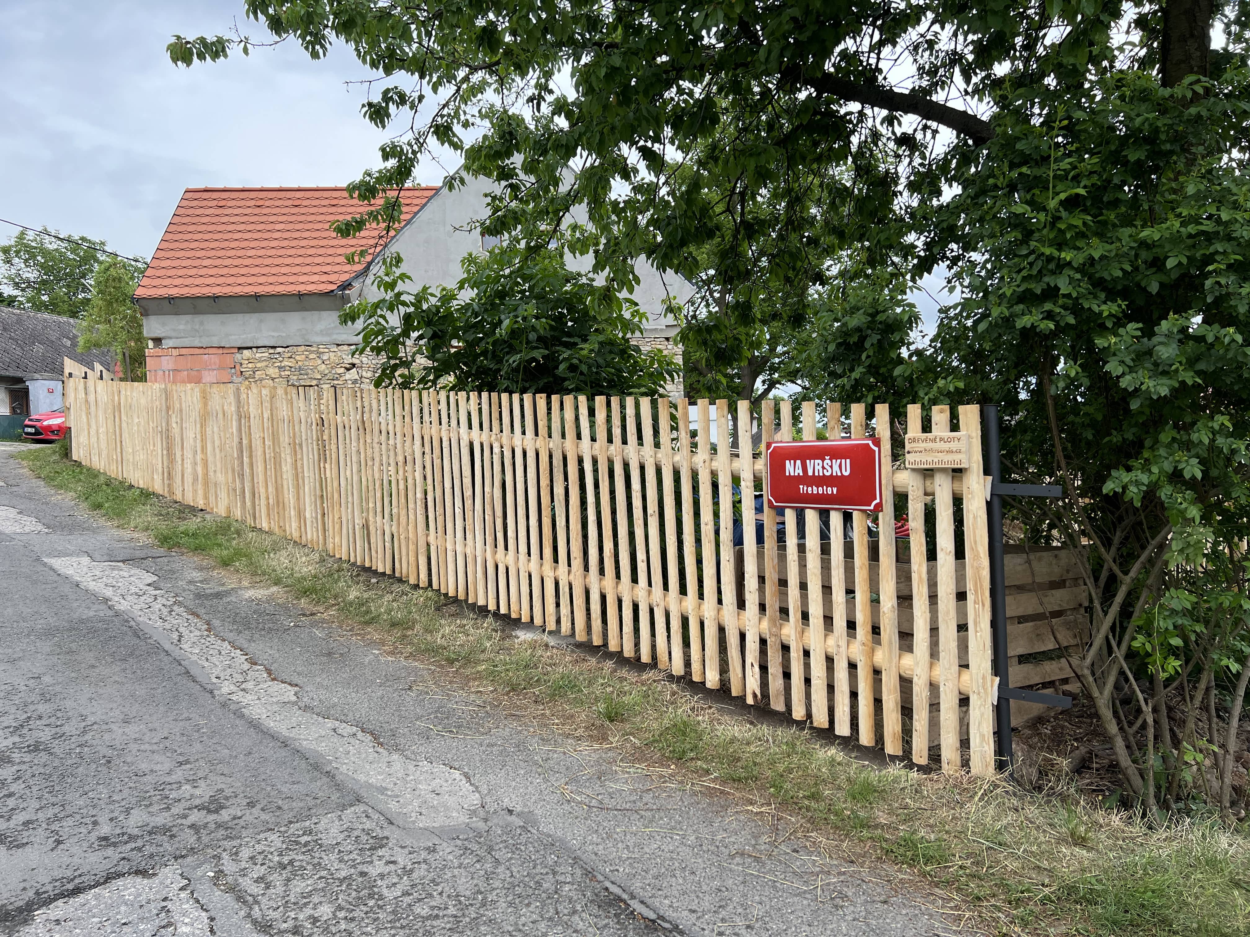 Obrázek 2 / Dřevěné ploty - strojně loupané   - realizace Třebotov 5-2022